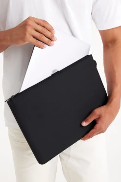 The Beisics Laptop Pouch In Black